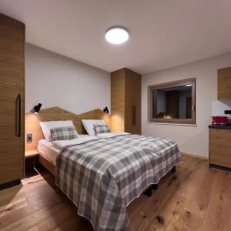 And Kaja * קרנייסקה גורה